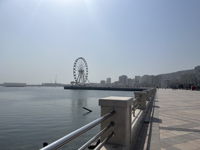 Promenáda a Baku Eye