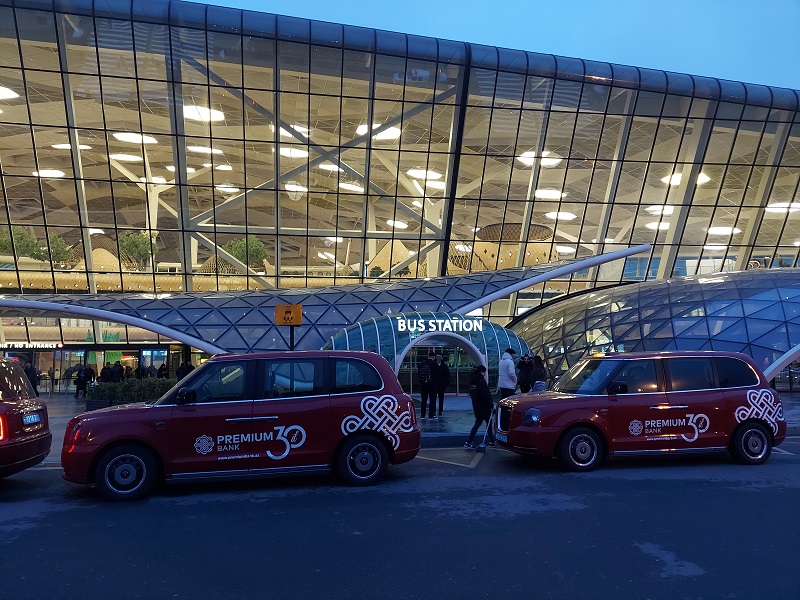 Pred novým terminálom v Baku. Pozor na to, že Wizzair lieta ešte na starý terminál, ktorý je ale vzdialený iba 5 minút pešo.