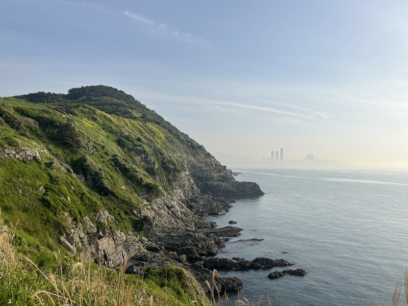 Pobrežná trasa Igidae a mrakodrapy Haeundae v hmle v diaľke