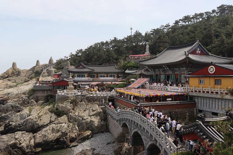 Nádherný chrám Haedong Yonggungsa Temple na pobreží