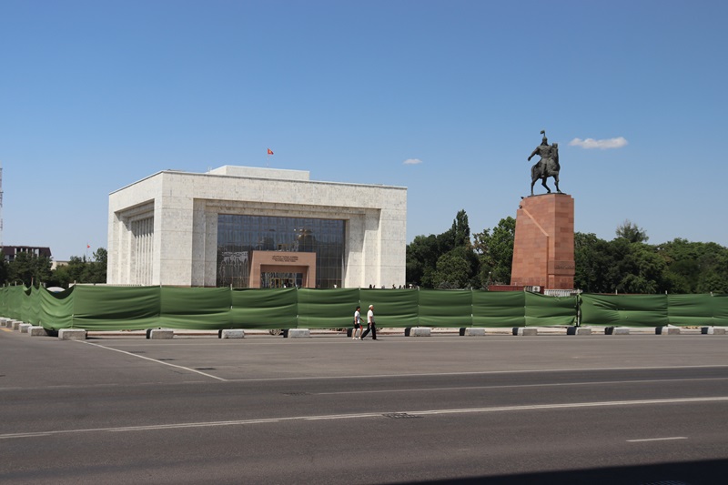 State History Museum a socha Manasa, podľa ktorého je pomenované aj letisko