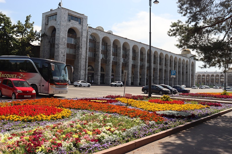 Uhladené kvetinové záhony v centre Bishkeku