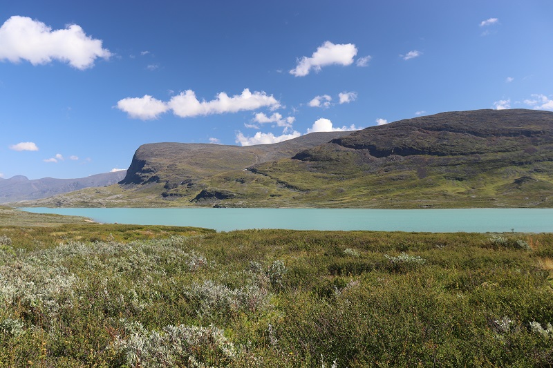 Aj na takého pekné výhľady a jazerá sa môžete tešiť, ak plánujete ísť túru Kungsleden