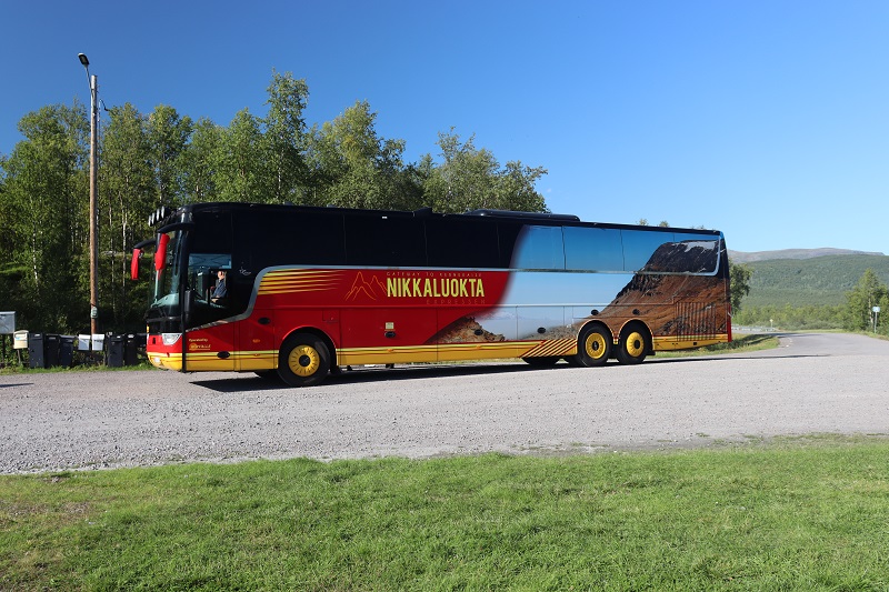 Medzi Kirunou a Nikkaluoktou premáva takýto autobus